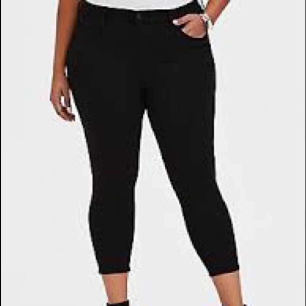 NWOT Torrid Skinny Crop Jeans
